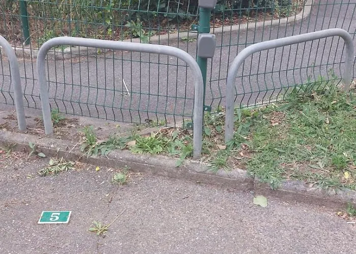 Apartament Grand Avec Parking Gratuit Proche De La Cite De L'espace *